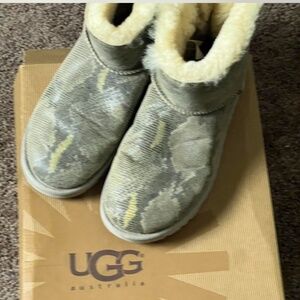Ugg Mini Bailey Bow Short Snake Print Boots size 9